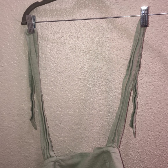 A cute green crop with a tie for straps - Picture 3 of 4
